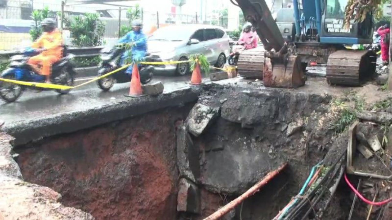 Pemandangan di Jalan R.A. Kartini Cilandak Barat yang amblas lantaran kikisan curah hujan tinggi, Jakarta, Jumat (3/3/2023). ANTARA/Luthfia Miranda Putri