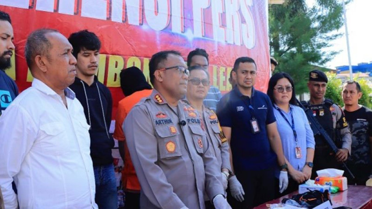 Polresta Pulau Ambon dan Pulau-Pulau Lease Kombes Pol Raja Arthur Simamora (kedua kiri) merilis kasus penangkapan tersangka S yang memiliki 305,15 gram sabu, di Ambon, Rabu (15/3/2023). ANTARA/HO-Polresta Ambon dan Pulau-Pulau Lease)