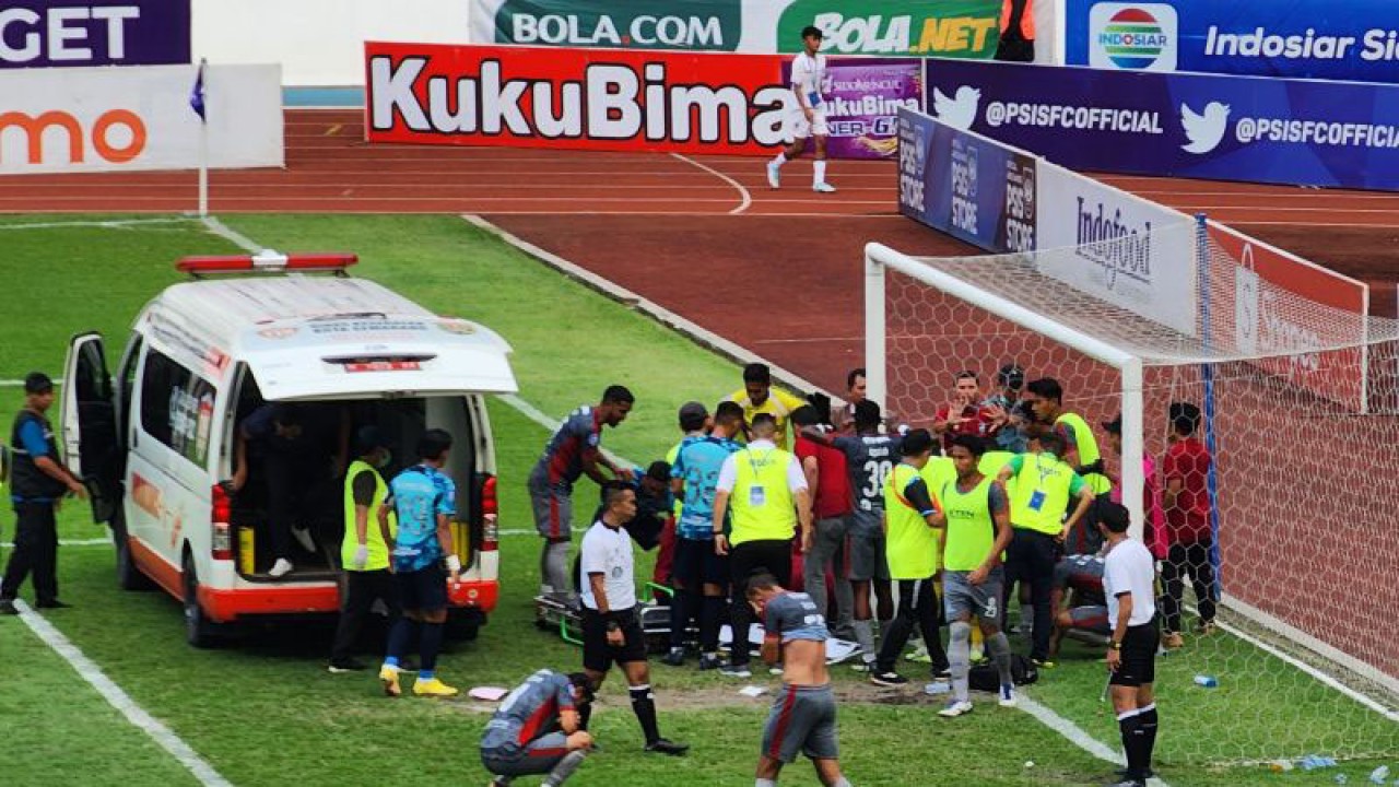 Ambulans masuk ke lapangan setelah salah seorang pemain Madura United Ricki Ariansyah mengalami cedera di depan gawang PSIS Semsrang dalam pertandingan di Stadion Jatidiri Semarang, Selasa. (ANTARA/ I.C.Senjaya)