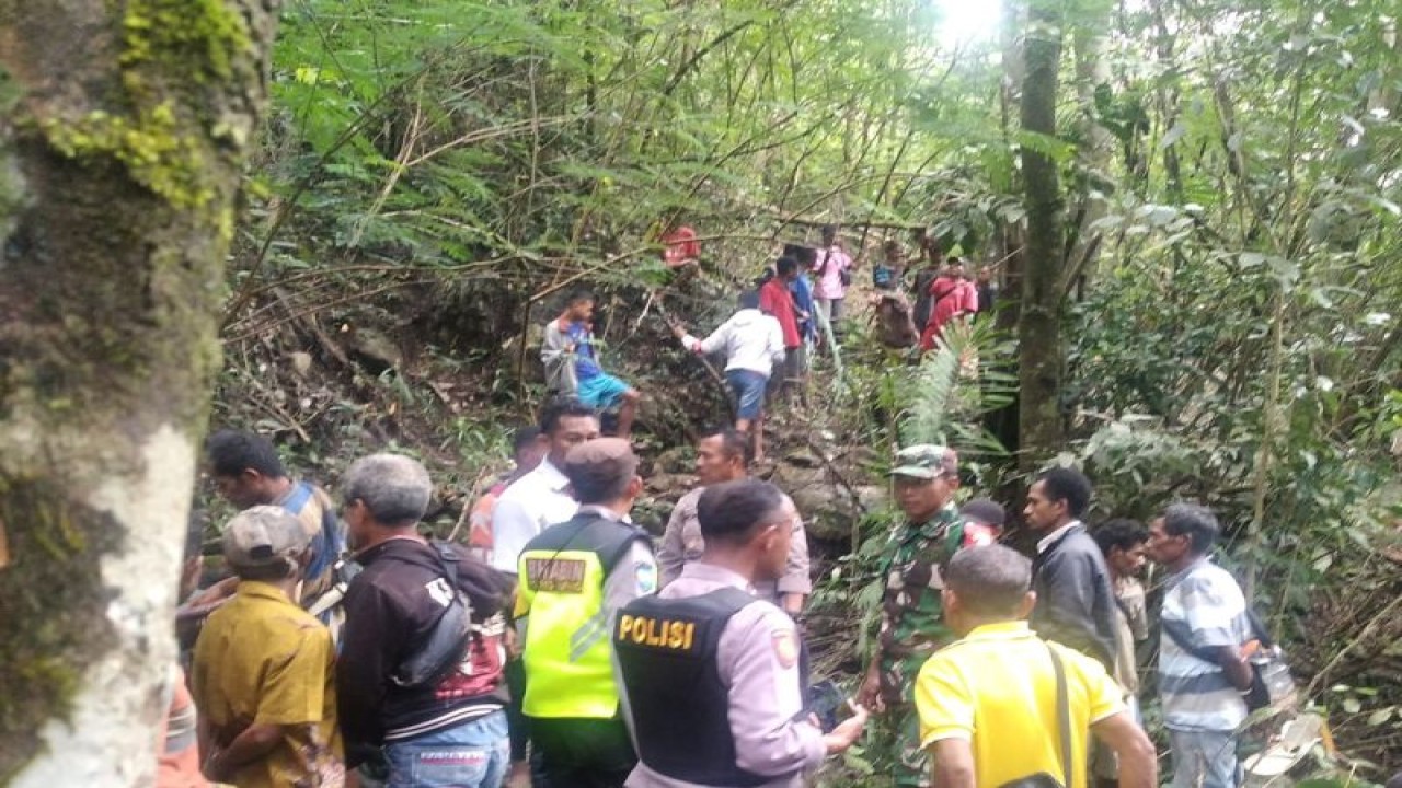 Warga Desa Bitobe bersama aparat TNI/Polri dan pemerintah Kecamatan Amfoang Tengah Kabupaten Kupang Provinsi Nusa Tenggara Timur melakukan pencarian dua korban banjir yang terseret banjir kali Bikau Saijan, Minggu sore. (ANTARA/HO-Pemerintah Kecamatan Amfoang Tengah)