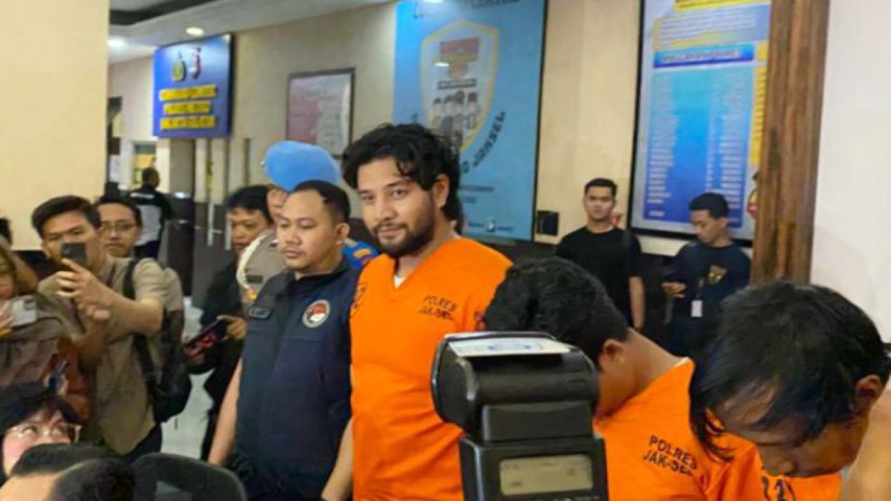 Ammar Zoni mengenakan baju tahanan usai ditetapkan tersangka penyalahgunaan narkoba, Jakarta, Jumat (10/3/2023). ANTARA/Luthfia Miranda Putri