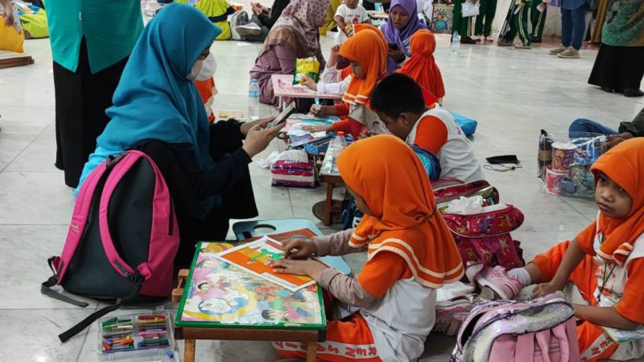 Sejumlah siswa Raudlatul Athfal (RA) tengah mengikuti lomba mewarnai oleh Pimpinan Daerah Ikatan Guru Raudhatul Athfal (PD IGRA) Jakarta Timur di Museum Purnabakti Pertiwi TMII, Jakarta Timur, Kamis (9/3/2023). ANTARA/Syaiful Hakim