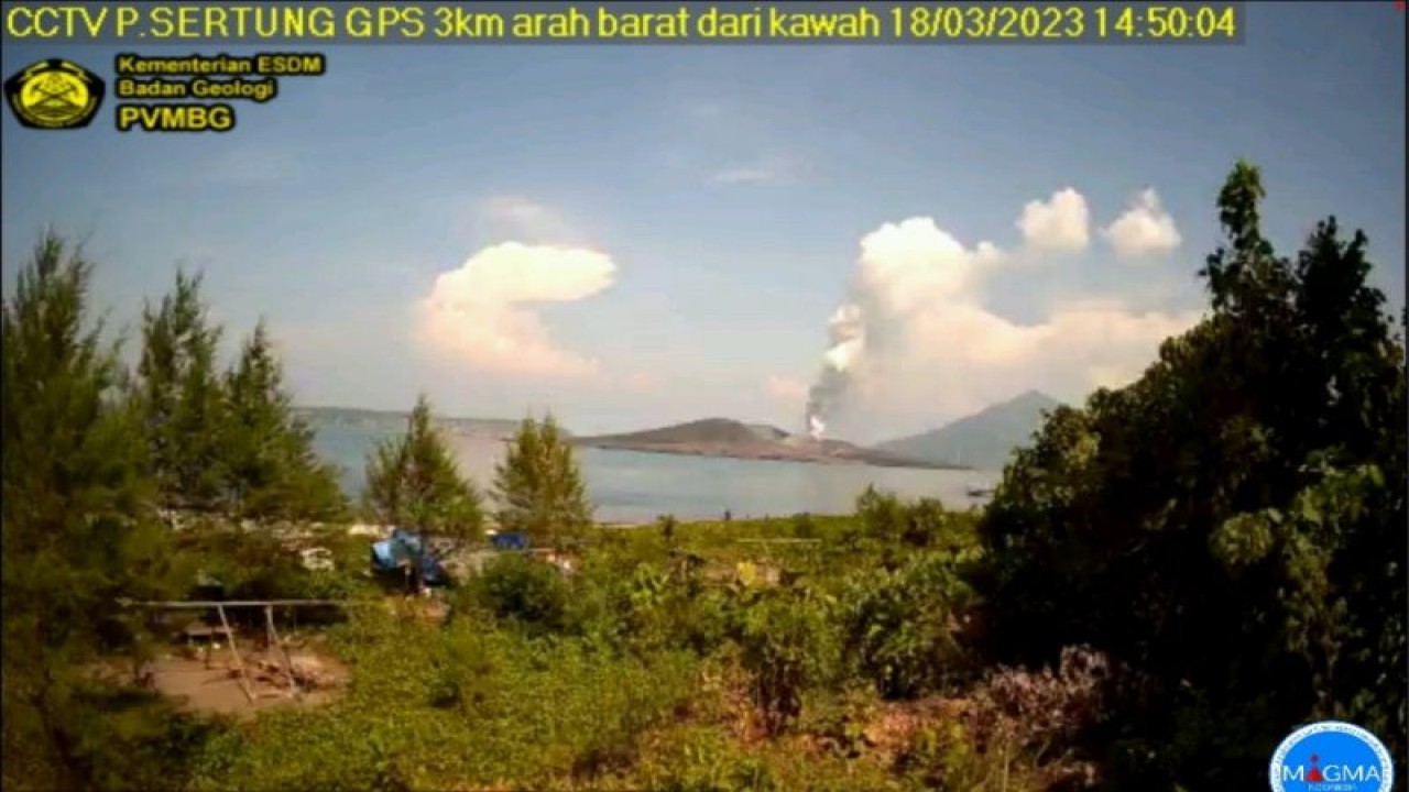 PVMBG merekam erupsi yang terjadi di Gunung Anak Krakatu, Provinsi Lampung, Sabtu (18/3/2023). (ANTARA/HO-PVMBG)