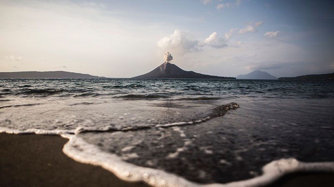 Arsip - Gunung Anak Krakatau yang mengeluarkan material vulkanik terlihat dari kawasan Kalianda, Lampung Selatan. (ANTARA FOTO/Atet Dwi Pramadia/wpa/ama/pri)