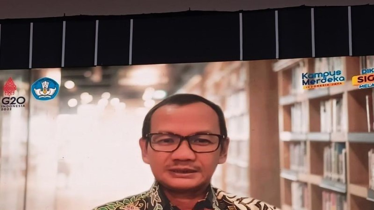 Plt Direktur Jenderal Pendidikan Tinggi, Riset, dan Teknologi Kemendikbudristek Nizam saat menyampaikan sambutan dalam acara komunitas mahasiswa di Jakarta, Minggu (12/3/2023) (ANTARA/Suci Nurhaliza)