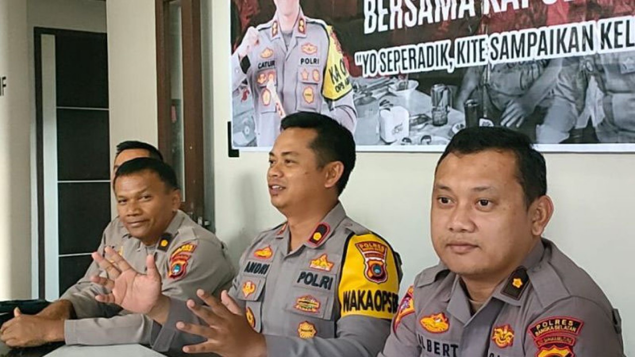 Wakapolres Bangka Barat Kompol Andri Eko Setiawan (tengah). (ANTARA/ Donatus Dasapurna)