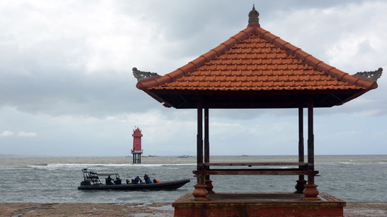Arsip - Anggota Polair berpatroli menggunakan kapal cepat saat memantau kondisi cuaca buruk di Pantai Sanur, Denpasar, Bali, Selasa (12/7/2022). ANTARA FOTO/Nyoman Hendra Wibowo/hp