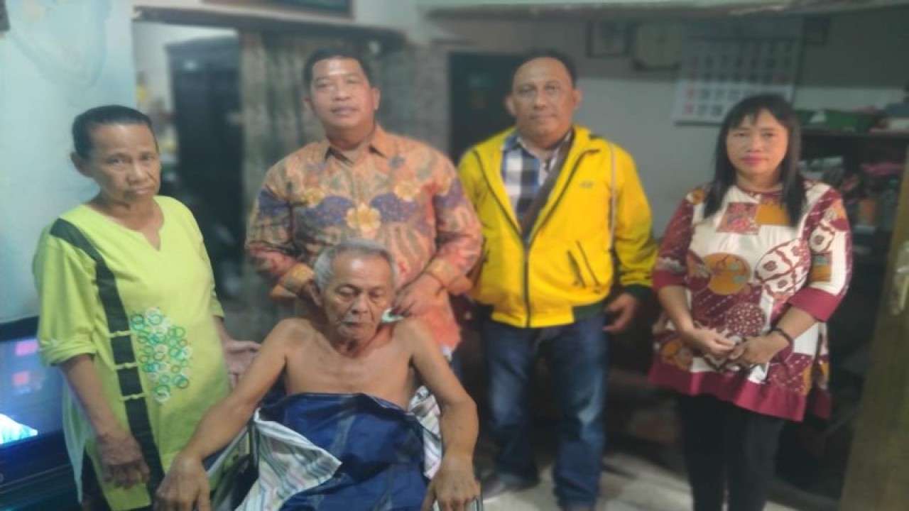 Anggota Komisi C DPRD Surabaya Agoeng Prasodjo memberikan bantuan kursi roda kepada Imam Kasnawi di Jalan Kembang Kuning Kulon, Pakis, Surabaya, Rabu (1/3/2023). (ANTARA/HO-DPRD Surabaya)