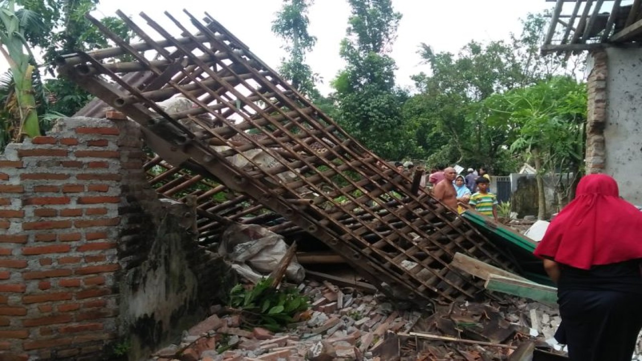 Angin kencang menyebabkan kerusakan rumah warga di Kecamatan Ajung, Kabupaten Jember, Provinsi Jawa Timur, Senin (1/3/2023). (ANTARA/HO-PMI Jember)