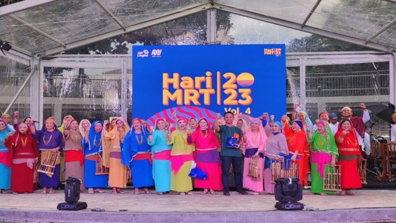 Komunitas Angklung Gumati Nusantara (Aggun) berfoto bersama usai tampil dalam rangkaian HUT ke-4 MRT di Taman Martha Tiahahu, Blok M, Jakarta Selatan, Minggu (26/3/2023). ANTARA/HO-Anggun