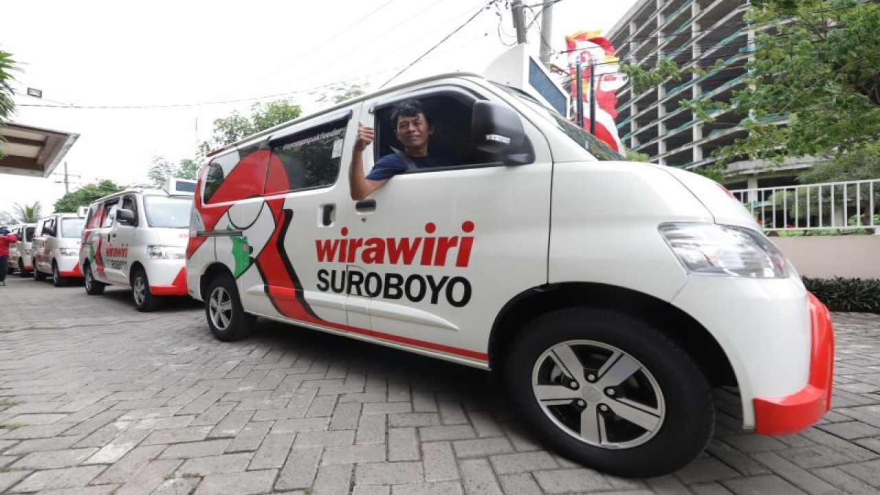 Angkutan pengumpan atau feeder bernama Wira Wiri Suroboyo. (ANTARA/HO-Diskominfo Surabaya)