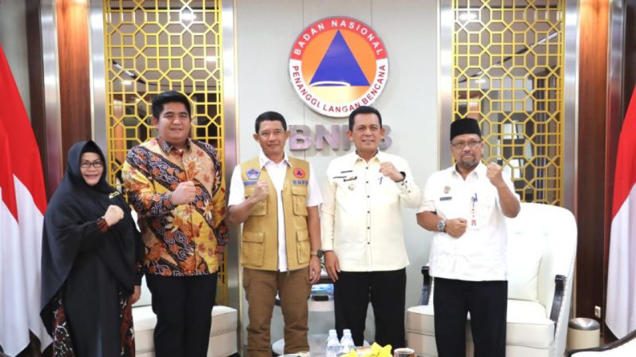 Kepala BNPB Letjen TNI Suharyanto, Gubernur Kepri Ansar Ahmad dan Bupati Bintan Roby Kurniawan foto bersama seusai membahasan pemulihan infrastruktur pascabencana. ANTARA/HO-Diskominfo Bintan