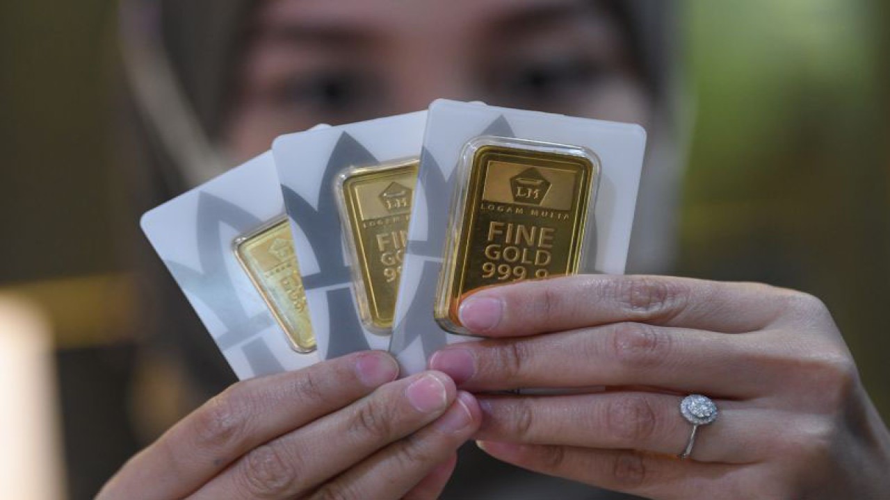 Petugas menunjukkan emas Antam di Butik Antam Pulo Gadung, Jakarta, Selasa (14/3/2023). Harga emas PT Aneka Tambang (Antam) Tbk. mengalami kenaikan menjadi Rp1,064 juta per gram pada Selasa (14/3) dari harga Senin (13/3) Rp1,054 juta per gram dan harga akhir pekan lalu berada di level Rp1,049 juta per gram karena sejalan dengan penguatan harga emas dunia. ANTARA FOTO/Aditya Pradana Putra/tom. (ANTARA FOTO/ADITYA PRADANA PUTRA)