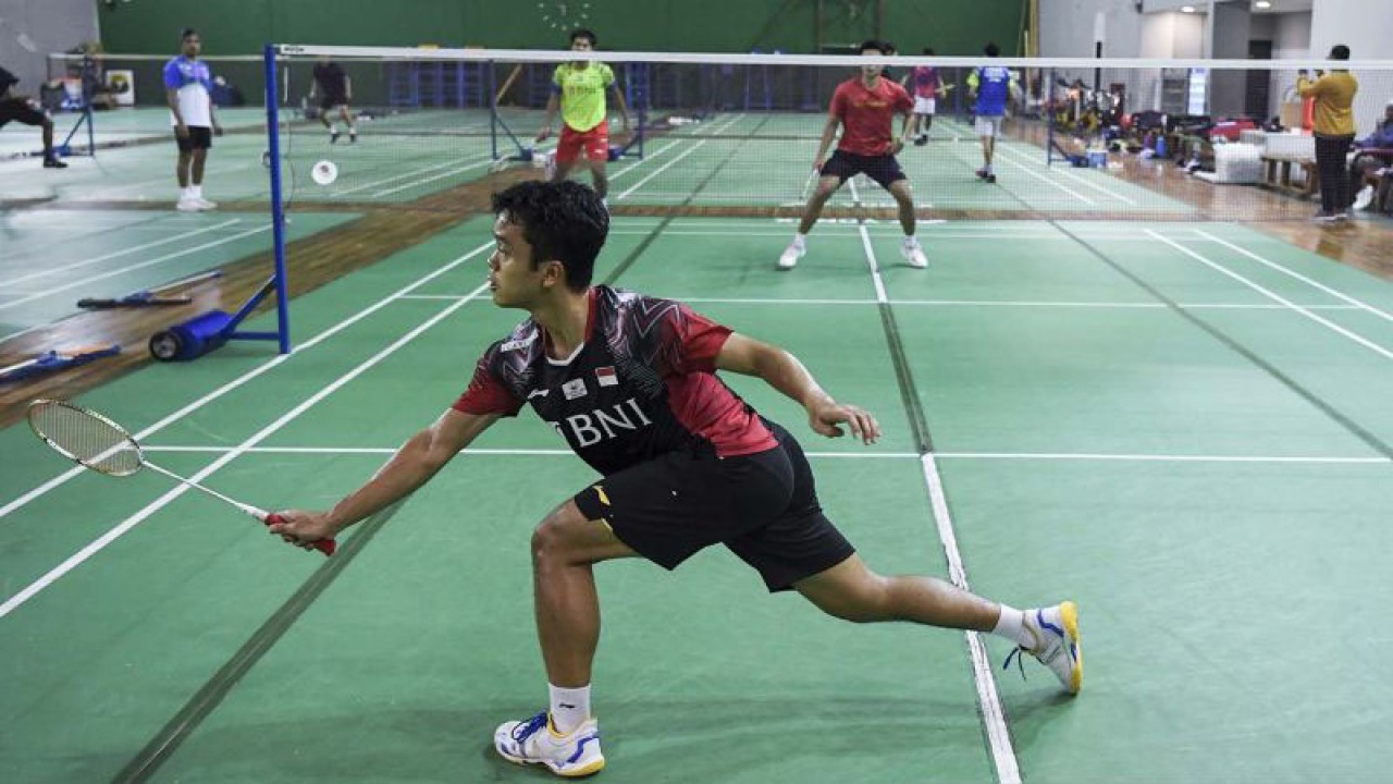 Pebulu tangkis tunggal putra Indonesia Anthony Sinisuka Ginting berlatih di Pemusatan Latihan Nasional (Pelatnas) Bulu Tangkis di PBSI Cipayung, Jakarta, Rabu (8/2/2023). PP PBSI menyiapkan para pemain bulu tangkis Indonesia untuk menghadapi berbagai ajang turnamen internasional seperti All England 2023, SEA Games 2023, Piala Sudirman 2023, hingga ASIAN Games ke-19. ANTARA FOTO/M Risyal Hidayat/aww.