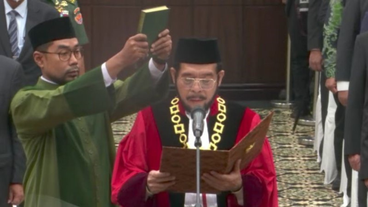 Tangkapan layar Ketua Mahkamah Konstitusi Anwar Usman mengucapkan sumpah jabatan di Gedung MK, Jakarta (20/3/2023). ANTARA/Fauzi Lamboka