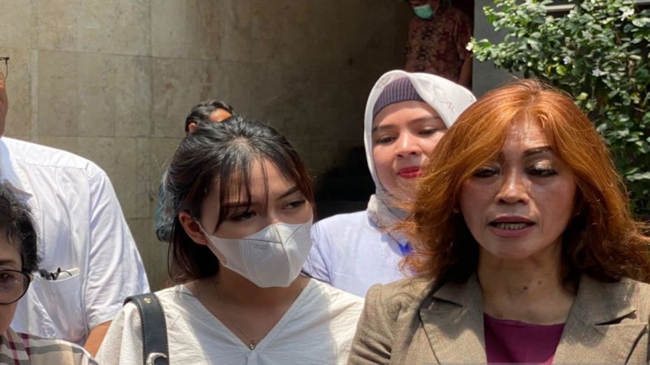 Kuasa hukum Enita Edyalaksmita (kanan) bersama kliennya APA (baju putih) saat diwawancarai di Jakarta, Kamis (16/3/2023). ANTARA/Ilham Kausar