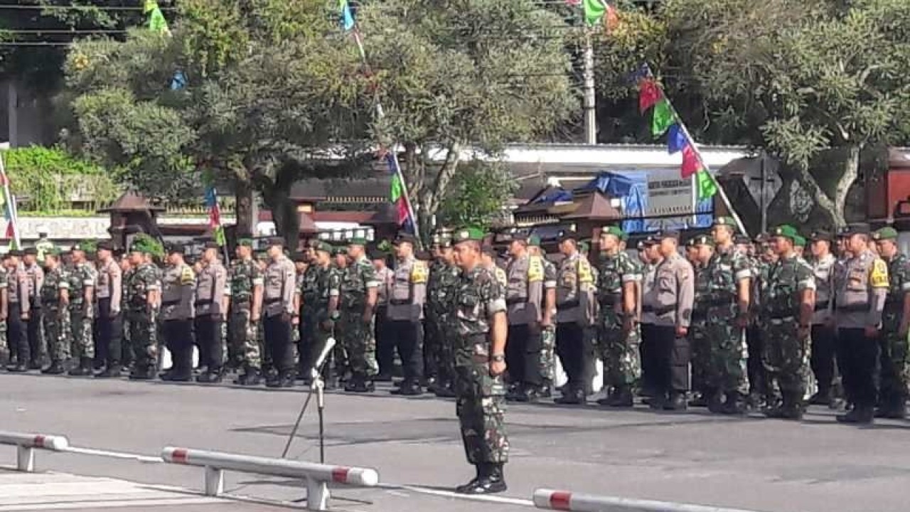 Aparat TNI dan Polri Apel Bersama di timur Alun-Alun Kabupaten Temanggung. ANTARA/Heru Suyitno