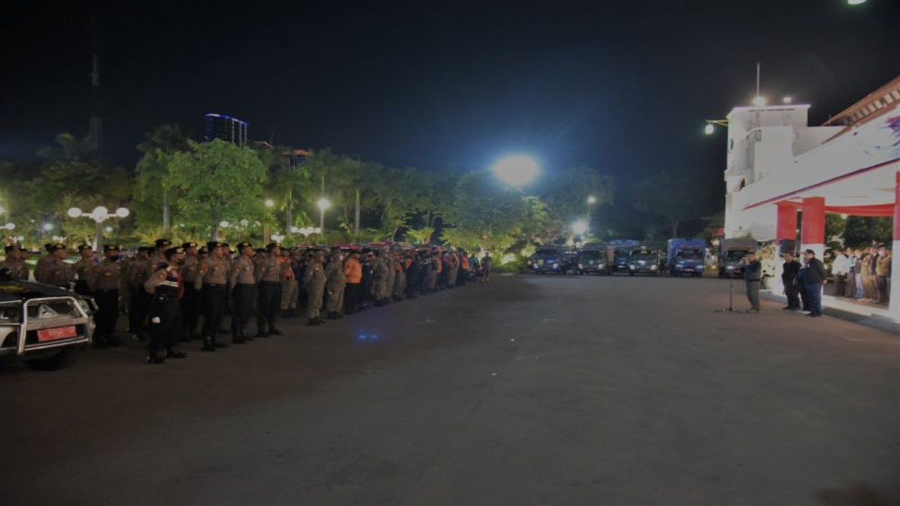 Sejumlah personel gabungan mengikuti apel sebelum operasi cipta kondisi skala besar di halaman Taman Surya, Kota Surabaya, Sabtu (25/3/2023) malam. (ANTARA/HO-Diskominfo Surabaya)