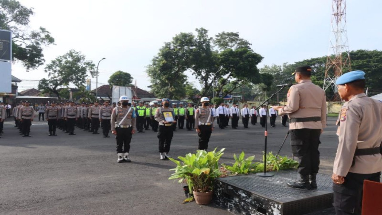 Apel upacara pemberhentian tidak dengan hormat (PTDH) oknum anggota Polres Lombok Tengah, Nusa Tenggara Barat di di halaman Polres setempat, Selasa (28/3/2023).  (ANTARA/Humas Polres Lombok Tengah)