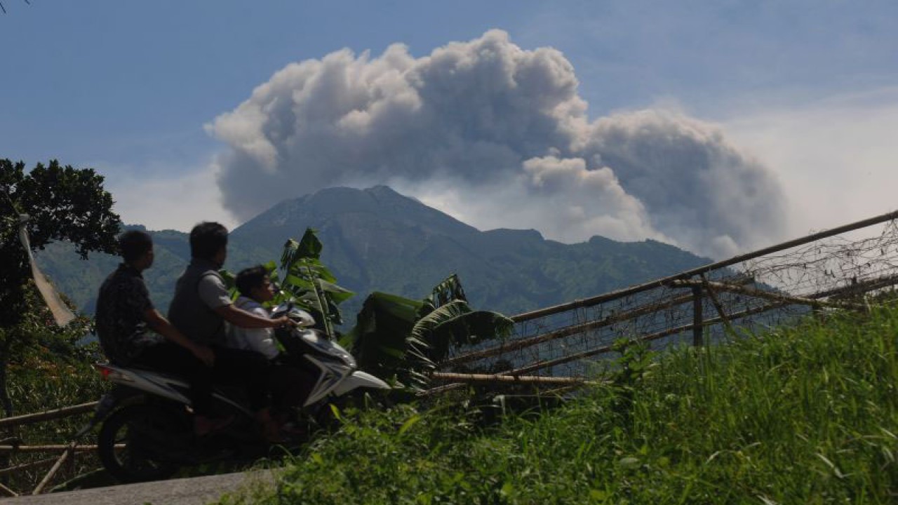 Pengendara melihat awan panas guguran Gunung Merapi dari Jalan Boyolali-Selo di Cepogo, Boyolali, Jawa Tengah, Sabtu (11/3/2023). (ANTARA FOTO/Aloysius Jarot Nugroho/nym)