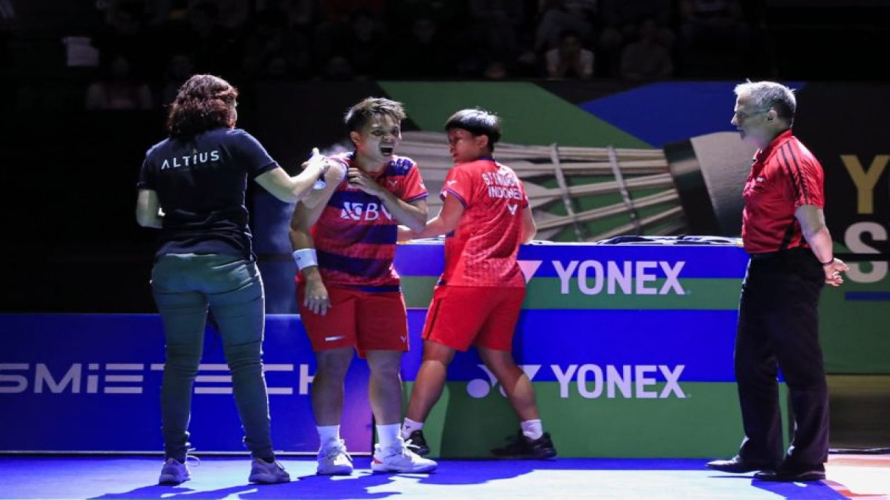 Apriyani Rahayu (kedua dari kiri) mendapat perawatan dari tim medis sebelum akhirnya mundur pada semifinal Swiss Open 2023 bersama Siti Fadia Silva Ramadhanti ketika berhadapan dengan wakil Jepang Yuki Fukushima/Sayaka Hirota yang berakhir dengan skor 17-21, 10r-16 di 2023 St. Jakobshalle, Basel, Sabtu (25/3/2023). (ANTARA/HO-PBSI)