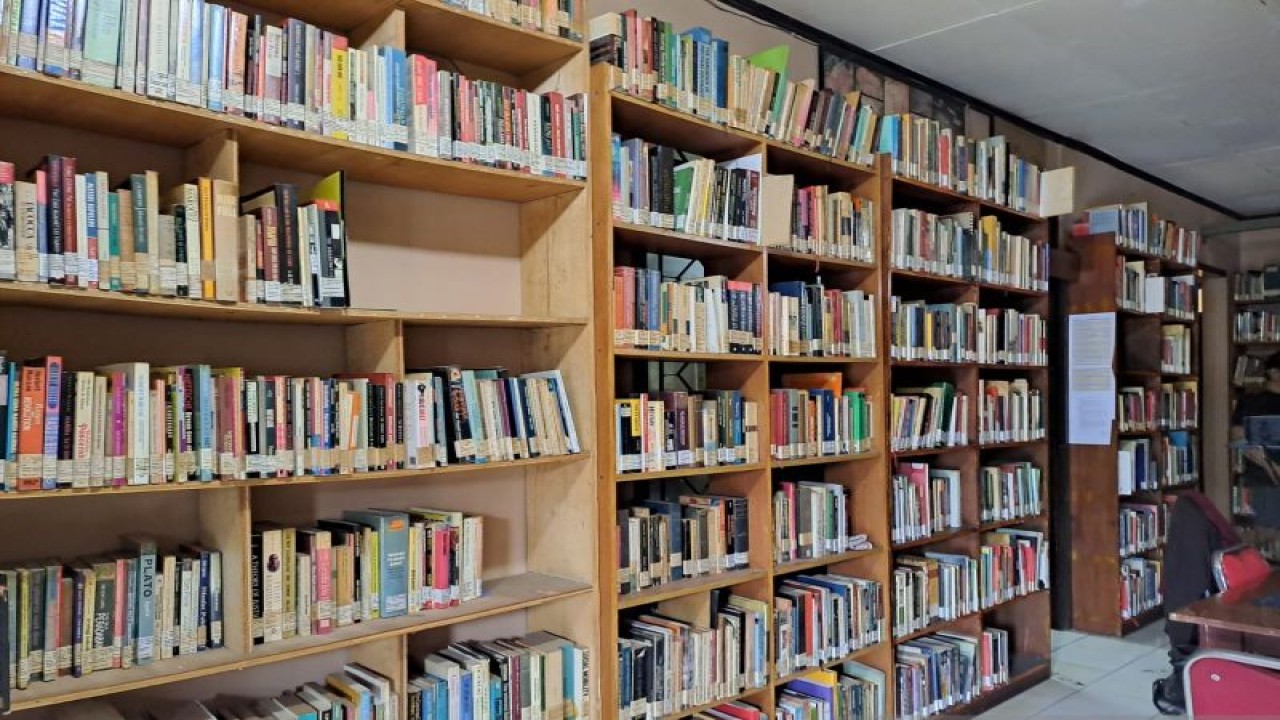 Agrarian Resource Center (ARC), sebuah perpustakaan agraria pertama di Kota Bandung, Jawa Barat, di Jalan Ski Air No. 20, Arcamanik, menyuguhkan 8 ribuan koleksi buku bagi warga yang suka berburu bacaan seputar agraria. (ANTARA/Shafira Az)