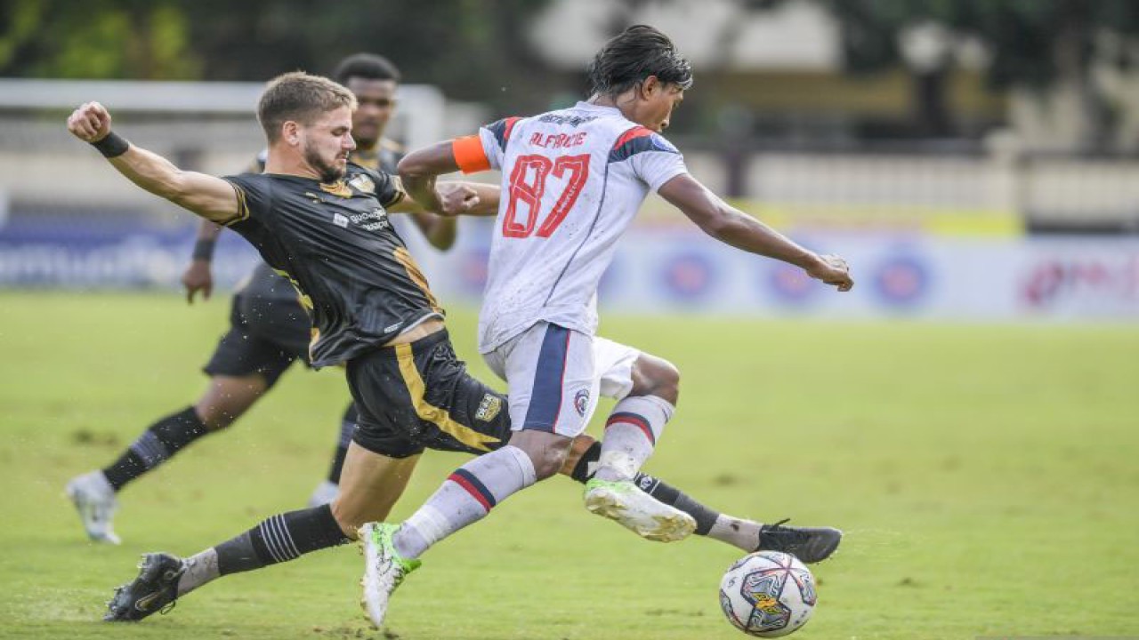 Pesepak bola Arema FC Malang Johan Ahmat (kanan) berusaha melewati pesepak bola Dewa United Majed Osman (kiri) pada pertandingan Liga 1 di Stadion PTIK, Jakarta, Jumat (10/3/2023). Pertandingan berakhir dengan skor imbang 0-0. ANTARA FOTO/Galih Pradipta/tom. (ANTARA FOTO/GALIH PRADIPTA)