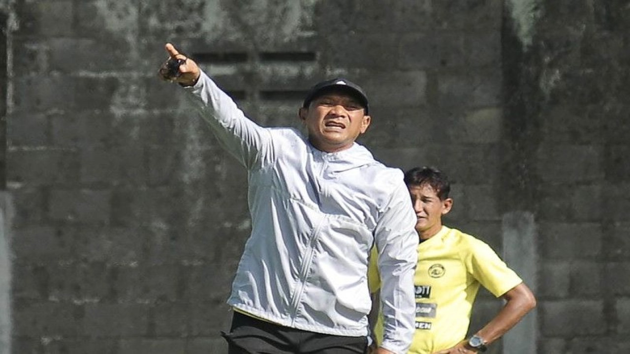Pelatih Arema FC I Putu Gede Swi Santoso saat memimpin sesi latihan skuad Singo Edan. (ANTARA/HO-MO Arema FC)