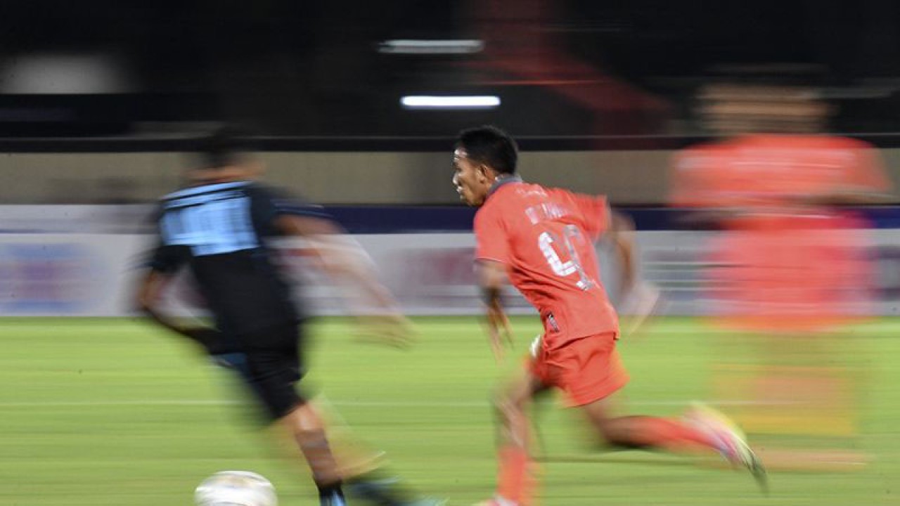 Pesepak bola Borneo FC M Sihran (kanan) berusaha melewati hadangan pesepak bola Arema FC Dendy Santoso (kiri) dalam laga lanjutan Liga 1 di Stadion PTIK, Jakarta, Jumat (24/3/2023). Pertandingan berakhir imbang tanpa gol. ANTARA FOTO/M Risyal Hidayat/nym.