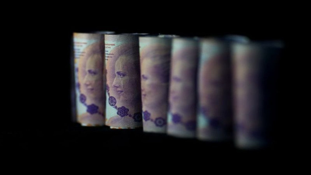Foto Dokumen - Uang seratus peso Argentina ditampilkan dalam ilustrasi gambar ini diambil 3 September 2019. ANTARA/REUTERS/Agustin Marcarian/Ilustrasi.