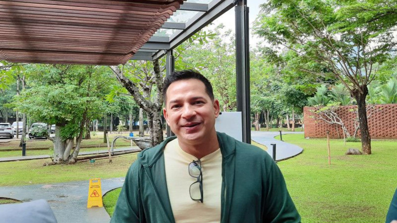 Aktor Ari Wibowo usai menghadiri konferesni pers kampanye "Usia Bukan Halangan" di Jakarta, Rabu (15/3/2023). (ANTARA/Lia Wanadriani Santosa)