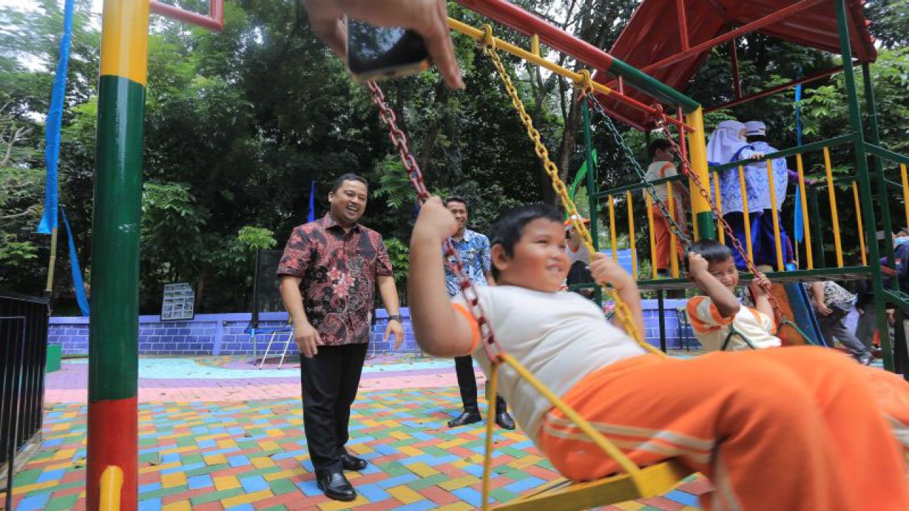 Wali Kota Tangerang Arief R. Wismansyah menyaksikan anak bermain di taman Nusa Jaya Play Karawaci. ANTARA