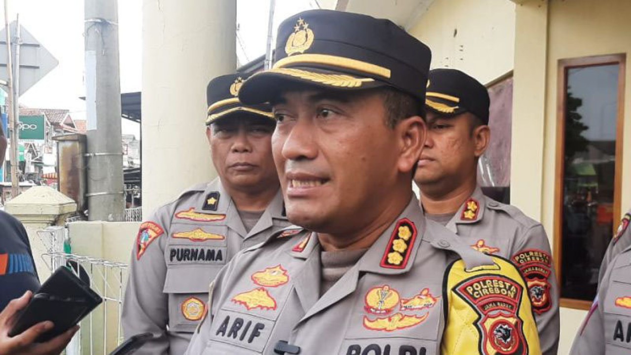 Kapolresta Cirebon Kombes Pol Arif Budiman memberi keterangan kepada media di Cirebon, Jawa Barat, Selasa (20/3/2023). ANTARA/Khaerul Izan.