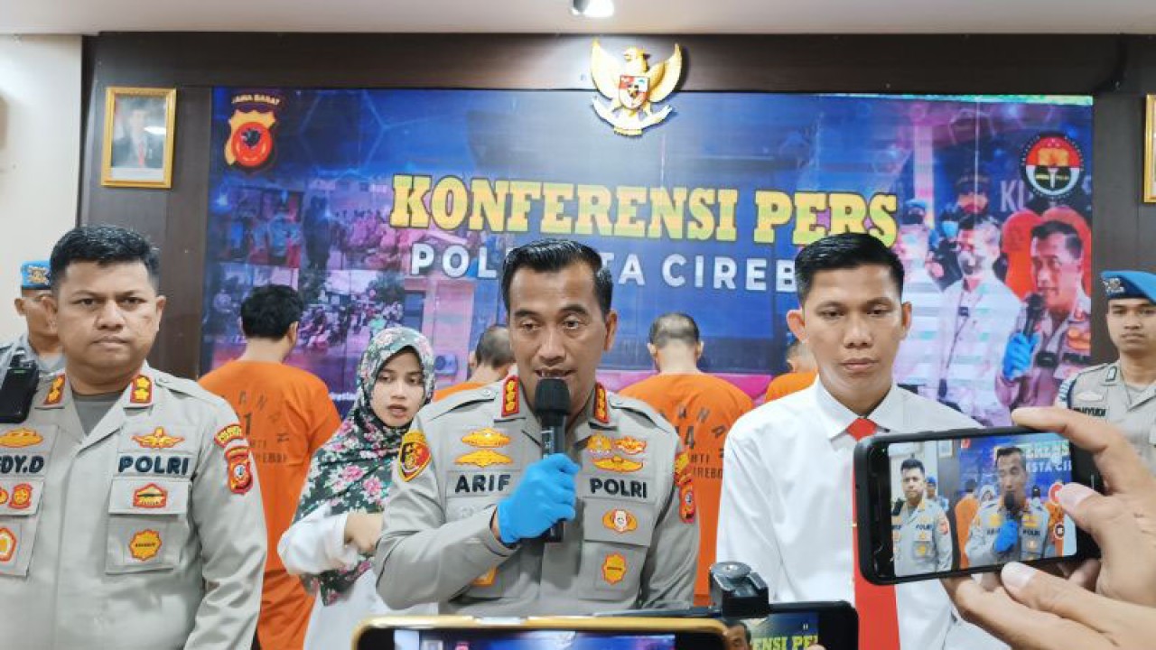 Kapolresta Cirebon Kombes Pol Arif Budiman (tengah) memberi keterangan kepada media di Cirebon, Jawa Barat, Senin (27/3/2023). (ANTARA/Khaerul Izan)