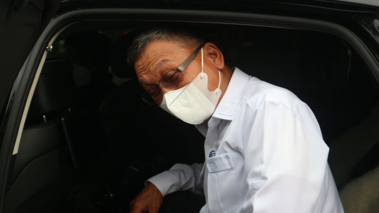 Menteri Energi dan Sumber Daya Mineral (ESDM) Arifin Tasrif di lingkungan Istana Kepresidenan RI, Jakarta, Senin (27/3/2023). ANTARA/Desca Lidya Natalia