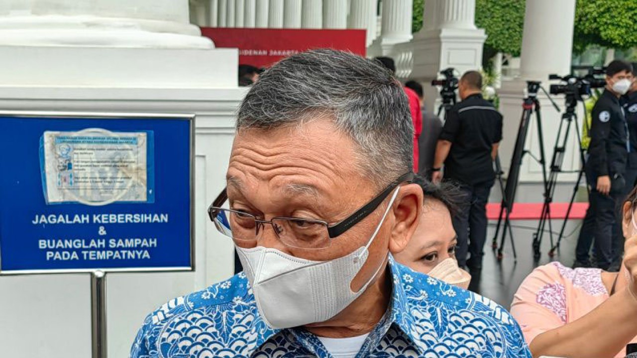 Menteri ESDM Arifin Tasrif saat memberikan keterangan di lingkungan Istana Kepresidenan, Jakarta, Selasa (28/3/2023). (ANTARA/Gilang Galiartha)