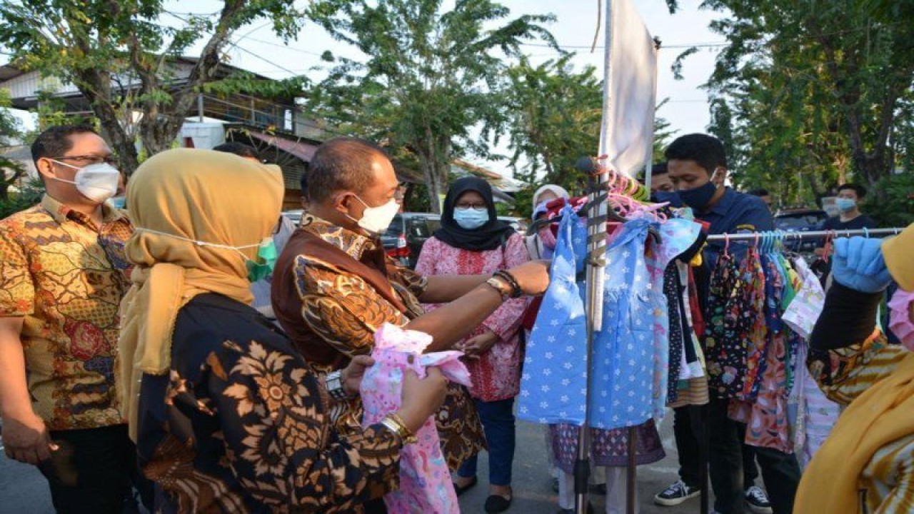 Wakil Wali Kota Surabaya Armuji saat meninjau pelaksanaan Bazar Ramadhan di perkampungan Kota Surabaya. (ANTARA/HO-Pemkot Surabaya)