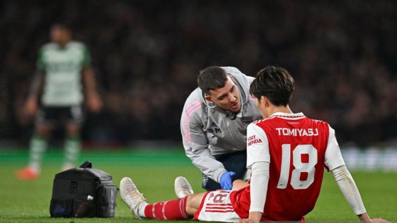 Takehiro Tomiyasu saat menerima perawatan medis dalam pertandingan leg kedua babak 16 besar Liga Europa lawan Sporting Lisbon di Emirates Stadium pada 16 Maret 2023. Musim Tomiyasu dipastikan berakhir lebih cepat setelah mengalami cedera lutut serius. ANTARA/AFP/Glyn KIRK