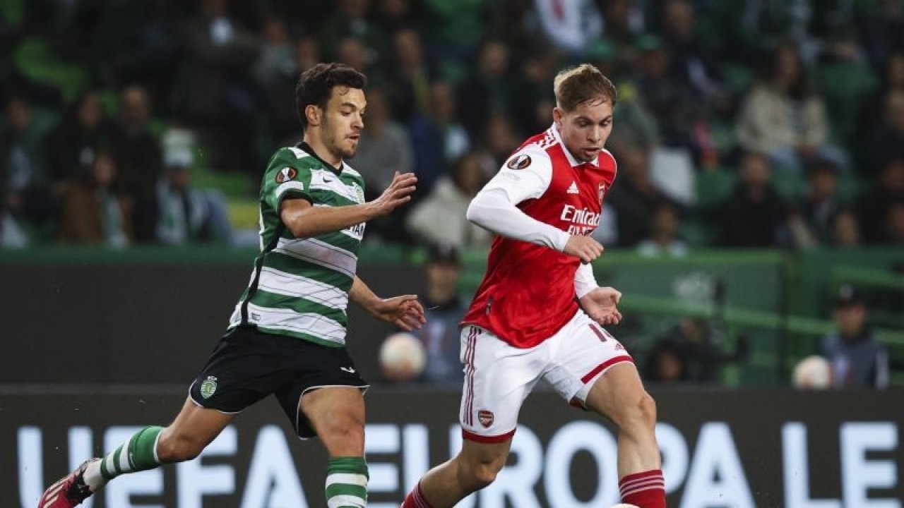 Pemain Sporting Lisbon Pedro Goncalves (kiri) mencoba merebut bola dari kaki gelandang Arsenal Emile Smith Rowe dalam pertandingan leg pertama babak 16 besar Liga Europa di Stadion Jose Alvalade pada 10 Maret 2023. ANTARA/AFP/FILIPE AMORIM