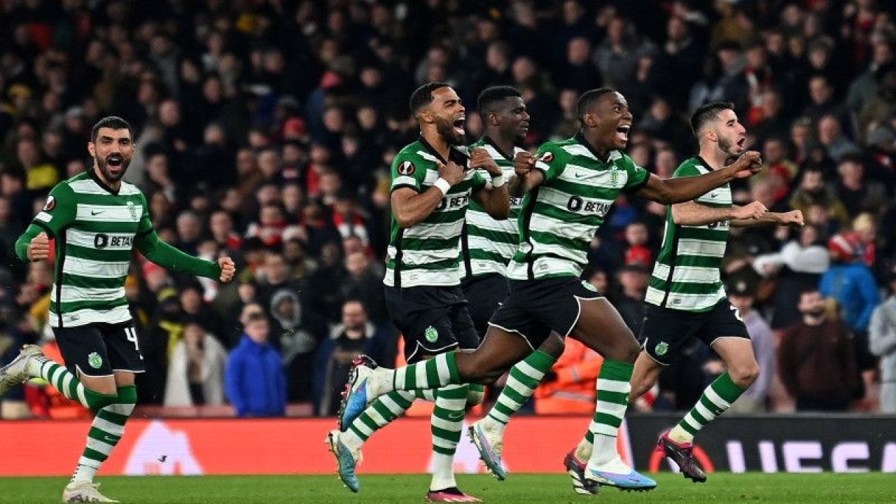 Selebrasi pemain Sporting Lisbon setelah menang adu penalti lawan Arsenal dalam pertandingan leg kedua babak 16 besar Liga Europa di Emirates Stadium pada 17 Maret 2023. ANTARA/AFP/GLYN KIRK