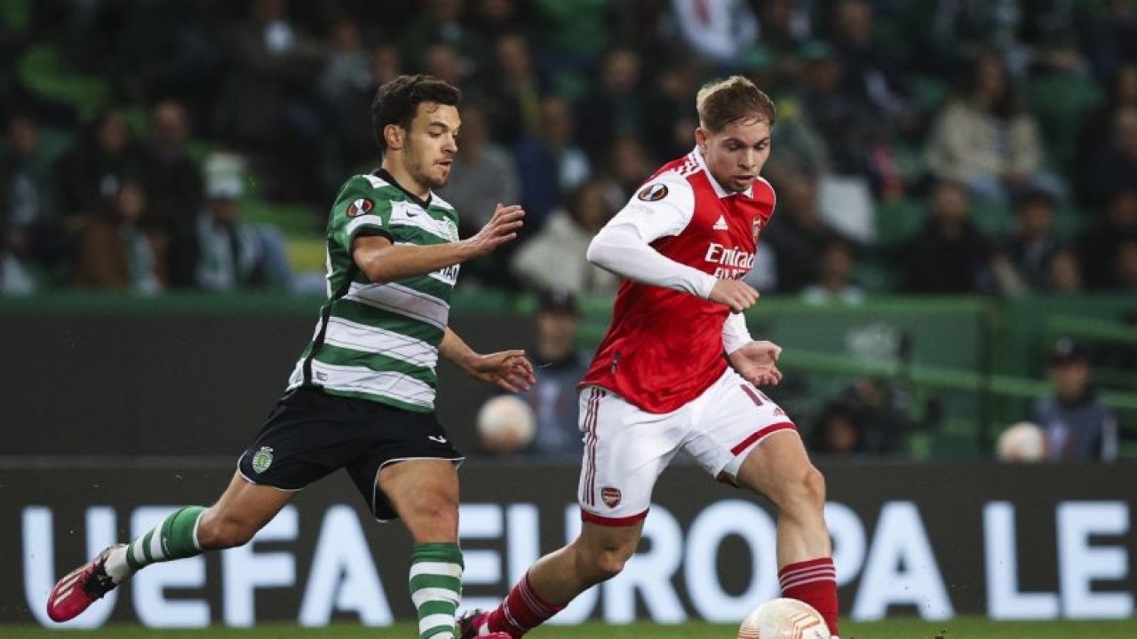 Gelandang Sporting Lisbon Pedro Goncalves (kiri) berebut bola dengan gelandang Arsenal Emile Smith Rowe dalam pertandingan leg pertama Liga Europa di Stadion Jose Alvalade Lisbon, 9 Maret 2023. (Foto FILIPE AMORIM / AFP)