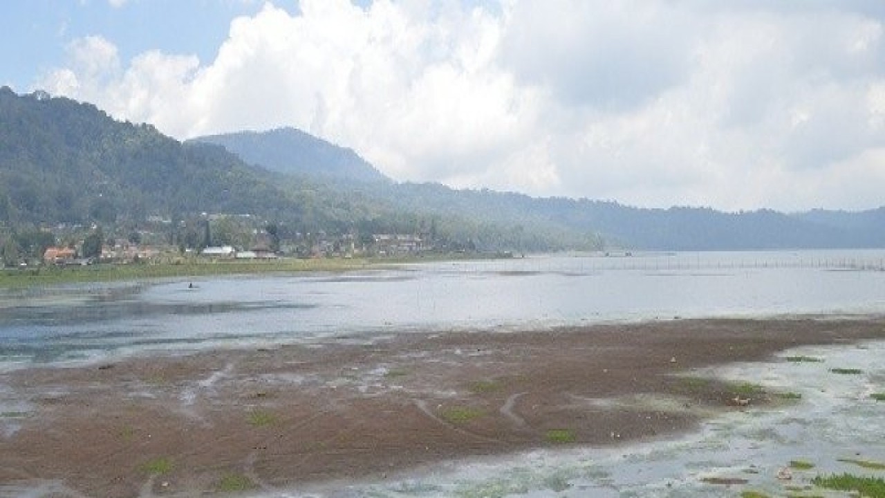 Arsip Foto. Air Danau Buyan di Buleleng, Bali, berkurang drastis pada musim kemarau. (ANTARA/Bagus Andi)
