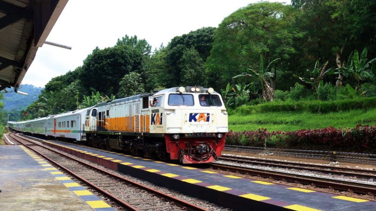 Arsip Foto. KA Wijayakusuma berhenti di Stasiun Garahan Jember. (ANTARA/HO-Humas KAI Daop 9 Jember)