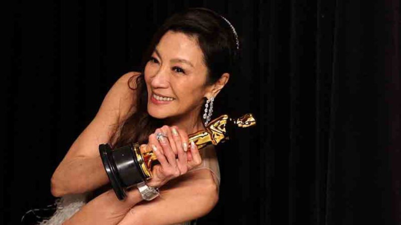 Aktris terbaik Michelle Yeoh berpose dengan Piala Oscar di ruang foto Academy Awards ke-95, Hollywood, Los Angeles, California, Amerika Serikat, Minggu (12/3/2023). ANTARA FOTO/REUTERS/Mike Blake/rwa.