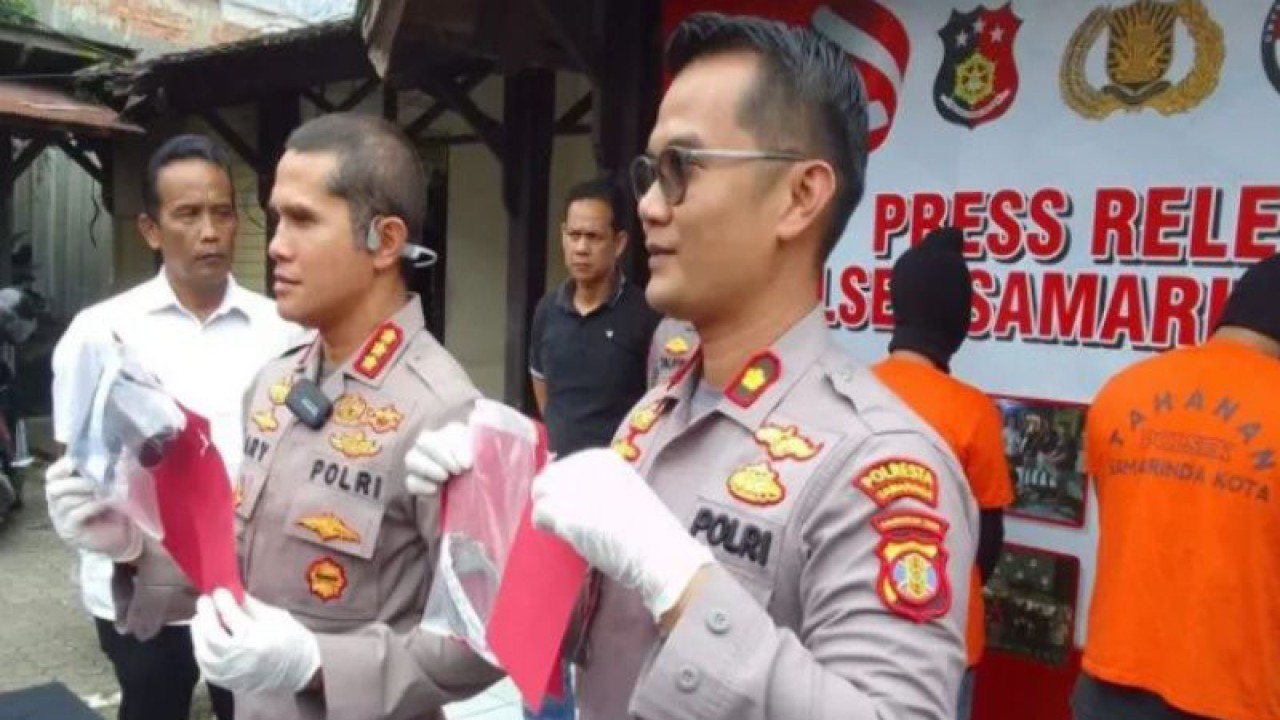 Kapolresta Samarinda Kombes Pol Ary Fadli saat menggelar kasus pencurian dengan kekerasan yang terjadi di kota setempat. (ANTARA/Fandi)