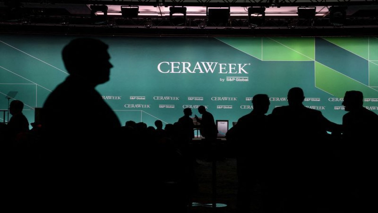 Foto Dokumen: Kerumunan berkumpul menjelang pidato Menteri Perindustrian dan Teknologi Canggih Uni Emirat Arab Sultan Al Jaber selama konferensi energi CERAWeek 2023 di Houston, Texas, AS 6 Maret 2023. ANTARA/REUTERS/Callaghan O'Hare