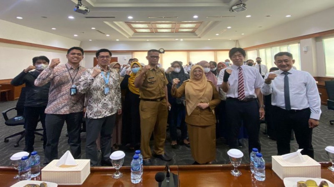 Asisten Daerah (Asda) Bidang Ekonomi dan Pembangunan Sekretariat Daerah Kabupaten Garut, Teti Sarifeni (keempat kanan) foto bersama dengan peserta calon magang di Jepang. (ANTARA/HO-Diskominfo Garut)