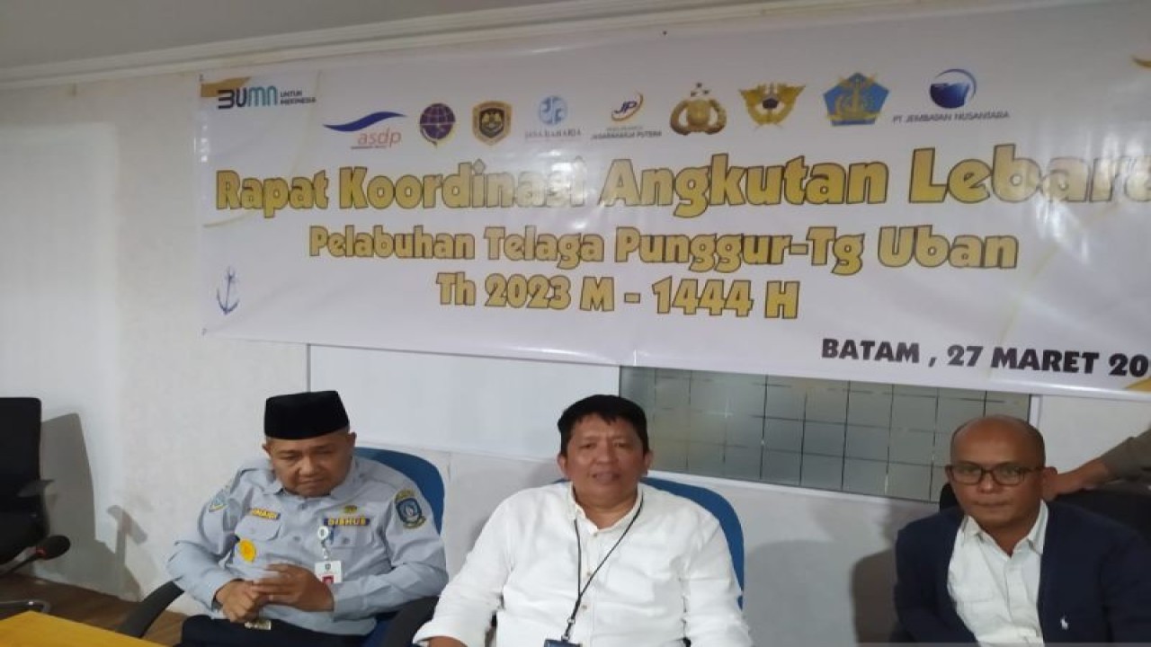 GM ASDP Batam Marsadik (tengah) dan Kadis Perhubungan Kepri (kiri baju biru) usai melaksanakan rapat mudik lebaran 2023. (ANTARA/Yude)