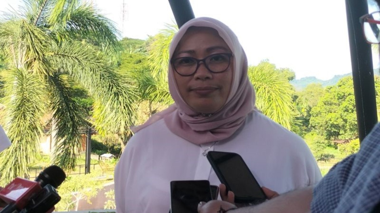 Corporate Secretary PT ASDP Indonesia Ferry (Persero), Shelvy Arifin saat diwawancarai di Bakauheni harbor City, Lampung (ANTARA/Riadi Gunawan)