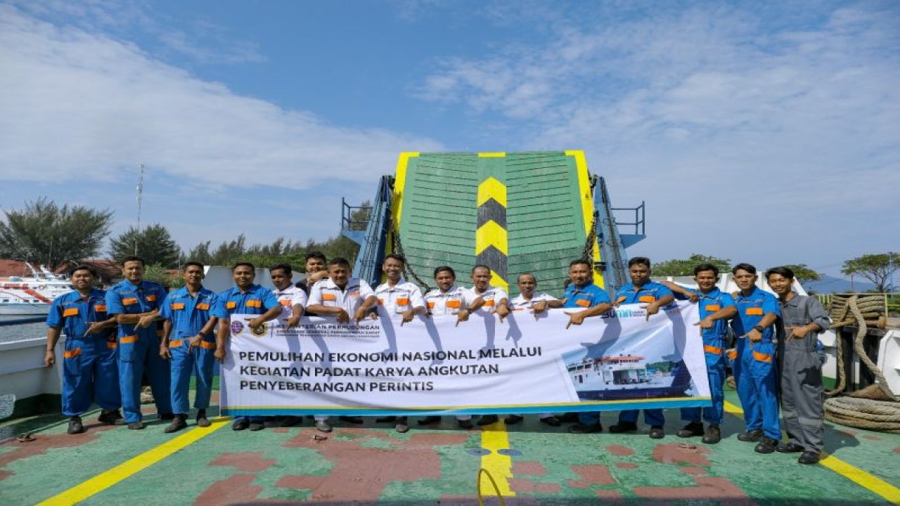 PT ASDP Indonesia Ferry (Persero) melibatkan sebanyak 3.000 orang dalam Program Tanggung Jawab Sosial dan Lingkungan (TJSL) Padat Karya Kapal Perintis guna mendukung pertumbuhan ekonomi dan keberlangsungan perusahaan di masa depan.ANTARA/HO-HUMAS ASDP